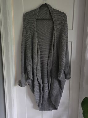 Gecko Rose Open-Front Batwing Gray Knit Cardigan